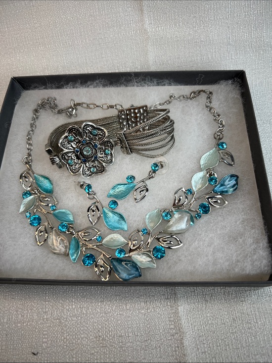 Accessories - Jewelry 3 piece set beautiful blues with bracelet necklace and earrings set
